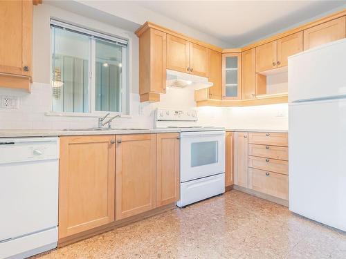 304-5660 Edgewater Lane, Nanaimo, BC - Indoor Photo Showing Kitchen