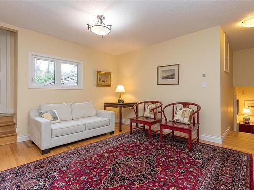 2345 Queenswood Dr, Saanich, BC 