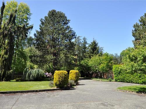 2345 Queenswood Dr, Saanich, BC 