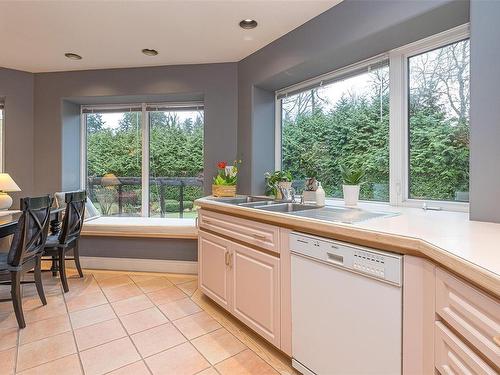 2345 Queenswood Dr, Saanich, BC 