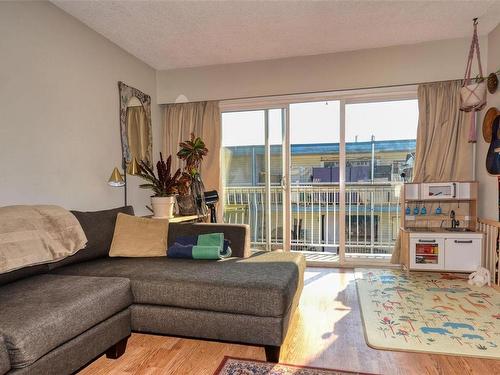 204-1116 Queens Ave, Victoria, BC - Indoor Photo Showing Living Room