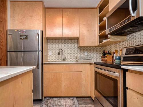 204-1116 Queens Ave, Victoria, BC - Indoor Photo Showing Kitchen