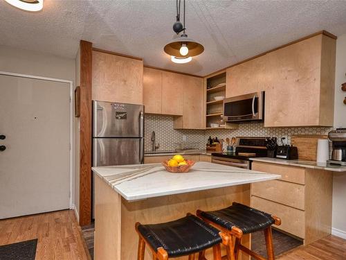 204-1116 Queens Ave, Victoria, BC - Indoor Photo Showing Kitchen