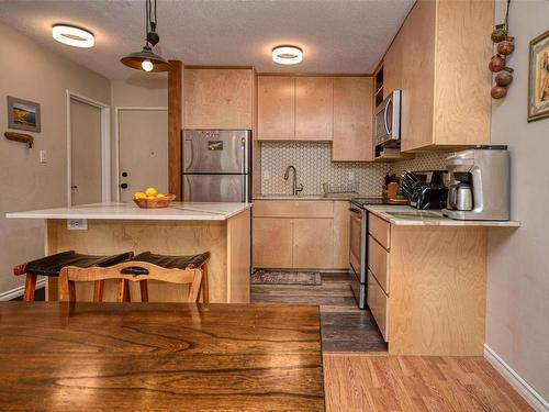 204-1116 Queens Ave, Victoria, BC - Indoor Photo Showing Kitchen