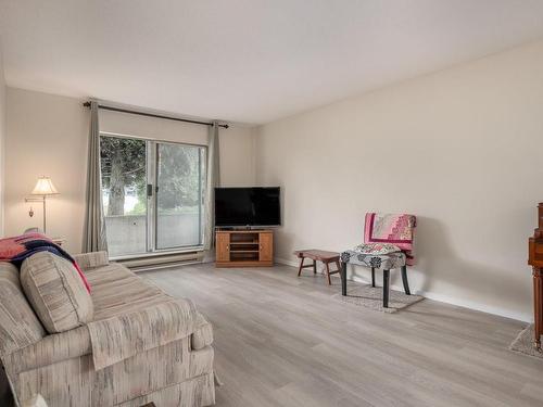 109-3185 Barons Rd, Nanaimo, BC - Indoor Photo Showing Living Room