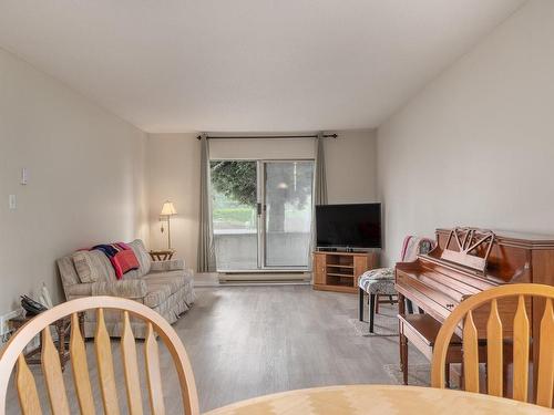 109-3185 Barons Rd, Nanaimo, BC - Indoor Photo Showing Living Room