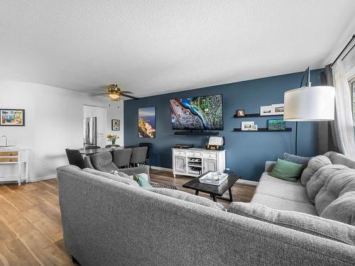 20-2084 Robson Place, Kamloops, BC - Indoor Photo Showing Living Room