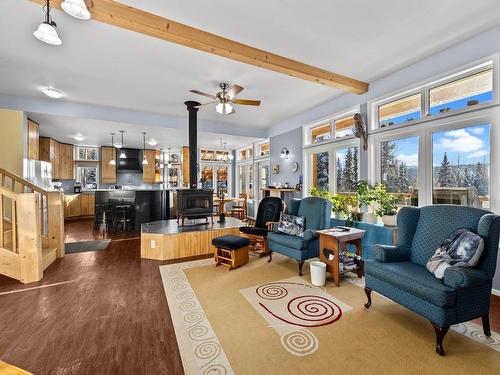 10325 Finlay Road, Kamloops, BC - Indoor Photo Showing Living Room