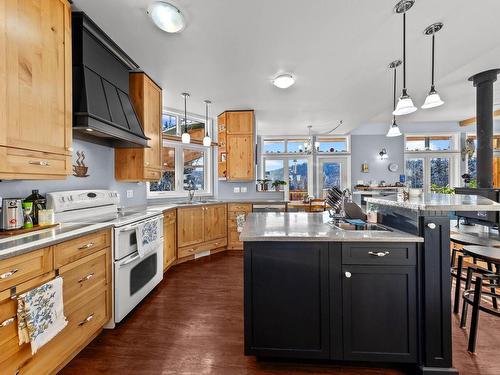 10325 Finlay Road, Kamloops, BC - Indoor Photo Showing Kitchen With Double Sink