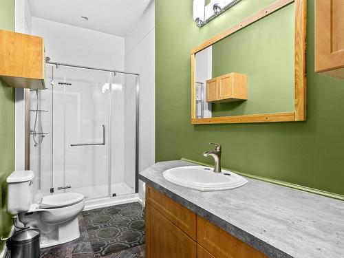 10325 Finlay Road, Kamloops, BC - Indoor Photo Showing Bathroom