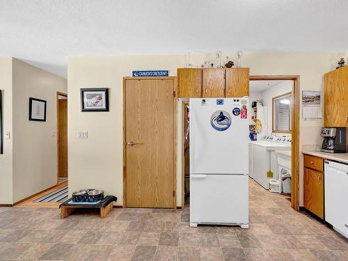 3089 Light Brown Road, Clearwater, BC - Indoor Photo Showing Kitchen