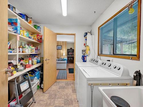 3089 Light Brown Road, Clearwater, BC - Indoor Photo Showing Laundry Room