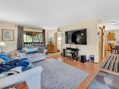 3089 Light Brown Road, Clearwater, BC - Indoor Photo Showing Living Room