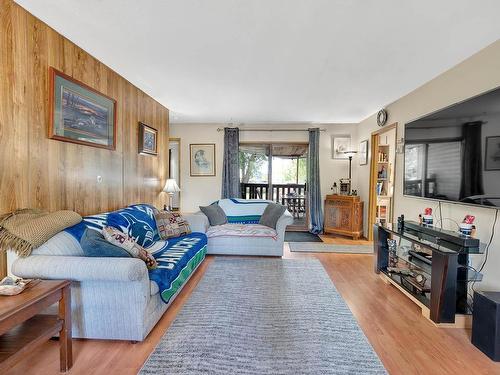 3089 Light Brown Road, Clearwater, BC - Indoor Photo Showing Living Room