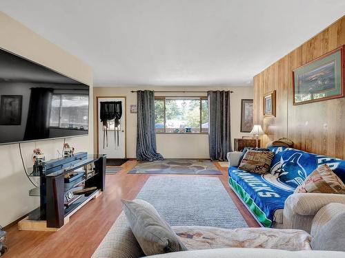 3089 Light Brown Road, Clearwater, BC - Indoor Photo Showing Living Room