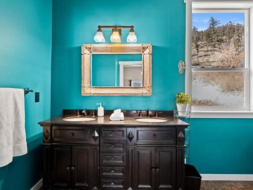 8075 Westsyde Rd, Kamloops, BC - Indoor Photo Showing Bathroom