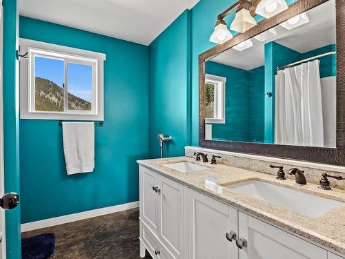 8075 Westsyde Rd, Kamloops, BC - Indoor Photo Showing Bathroom