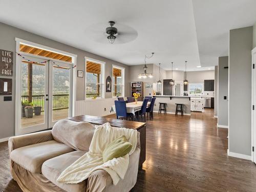 8075 Westsyde Rd, Kamloops, BC - Indoor Photo Showing Living Room