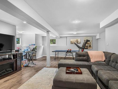 3568 Navatanee Drive, Kamloops, BC - Indoor Photo Showing Living Room