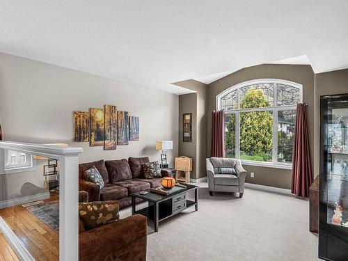 3568 Navatanee Drive, Kamloops, BC - Indoor Photo Showing Living Room