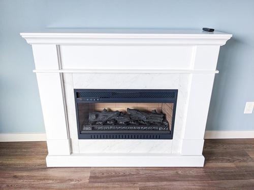 226 Monashee Place, Kamloops, BC - Indoor Photo Showing Living Room With Fireplace