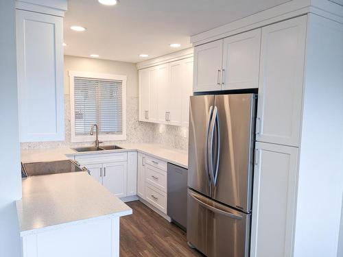 226 Monashee Place, Kamloops, BC - Indoor Photo Showing Kitchen With Double Sink With Upgraded Kitchen