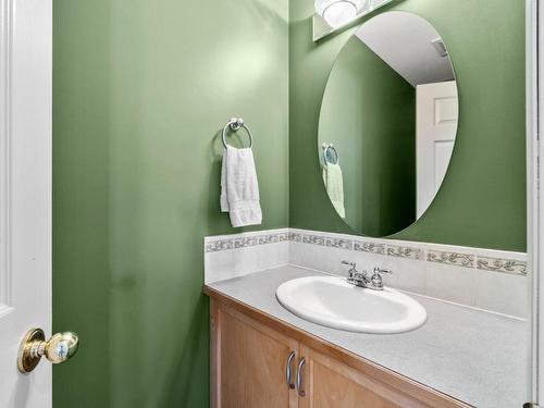 4942 Woodland Crt, Kamloops, BC - Indoor Photo Showing Bathroom