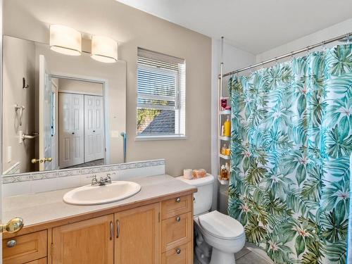 4942 Woodland Crt, Kamloops, BC - Indoor Photo Showing Bathroom