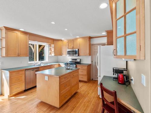 4942 Woodland Crt, Kamloops, BC - Indoor Photo Showing Kitchen