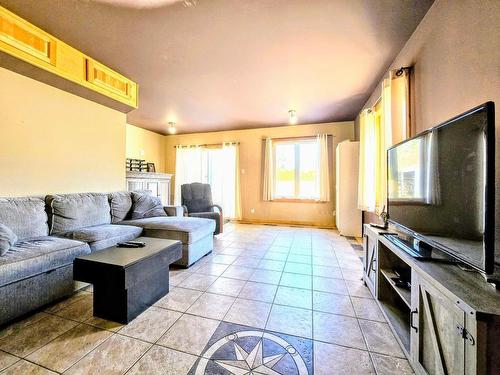 Salle familiale - 600 Rue Du Village, Shawinigan, QC - Indoor Photo Showing Living Room