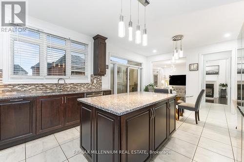 27 Agincourt Circle, Brampton (Credit Valley), ON - Indoor Photo Showing Kitchen With Upgraded Kitchen