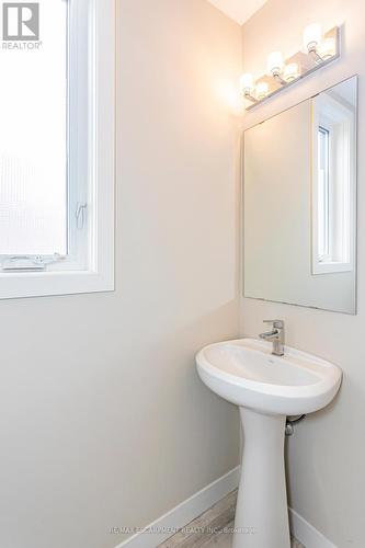 941 Manhattan Way, London, ON - Indoor Photo Showing Bathroom