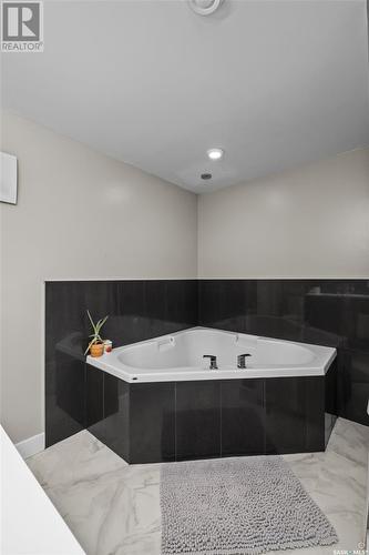 543 25Th Street W, Prince Albert, SK - Indoor Photo Showing Bathroom