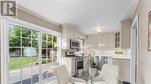 4 Mcgillivary Court, Whitby (Lynde Creek), ON - Indoor Photo Showing Kitchen With Upgraded Kitchen