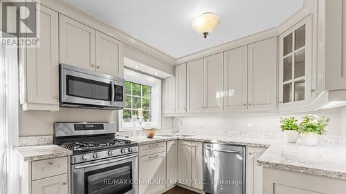 4 Mcgillivary Court, Whitby (Lynde Creek), ON - Indoor Photo Showing Kitchen With Upgraded Kitchen