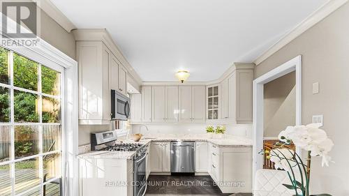 4 Mcgillivary Court, Whitby (Lynde Creek), ON - Indoor Photo Showing Kitchen With Upgraded Kitchen