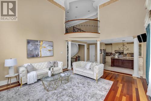 124 Pathlane Road, Richmond Hill, ON - Indoor Photo Showing Living Room