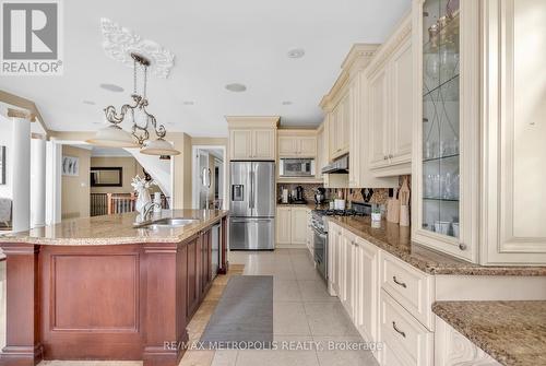 124 Pathlane Road, Richmond Hill, ON - Indoor Photo Showing Kitchen With Double Sink With Upgraded Kitchen