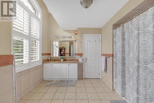 124 Pathlane Road, Richmond Hill, ON - Indoor Photo Showing Bathroom