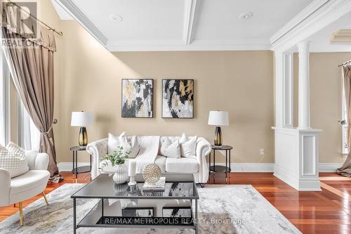 124 Pathlane Road, Richmond Hill, ON - Indoor Photo Showing Living Room