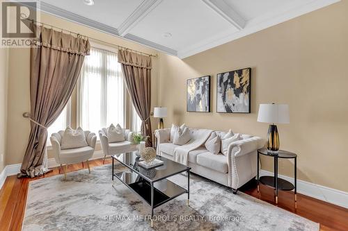 124 Pathlane Road, Richmond Hill, ON - Indoor Photo Showing Living Room