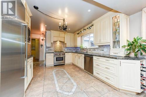 59 Watson Crescent, Brampton (Brampton East), ON - Indoor Photo Showing Kitchen With Upgraded Kitchen