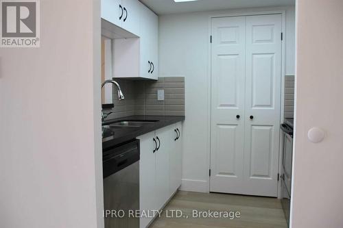 2207 - 285 Enfield Place, Mississauga, ON - Indoor Photo Showing Kitchen