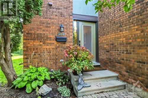 Enchanting and private entrance - 25 Chisholm Court, Ottawa, ON - Outdoor With Exterior