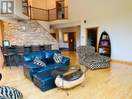 1802 Greywolf  Drive, Panorama, BC - Indoor Photo Showing Living Room