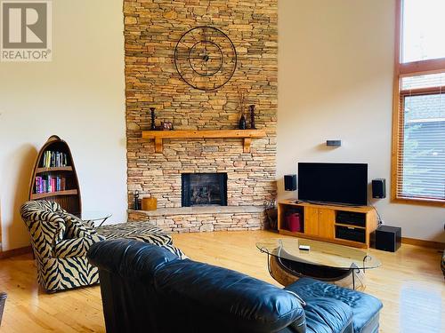 1802 Greywolf  Drive, Panorama, BC - Indoor Photo Showing Living Room With Fireplace