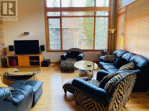 1802 Greywolf  Drive, Panorama, BC - Indoor Photo Showing Living Room