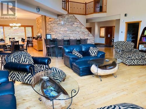 1802 Greywolf  Drive, Panorama, BC - Indoor Photo Showing Living Room