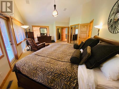 1802 Greywolf  Drive, Panorama, BC - Indoor Photo Showing Bedroom