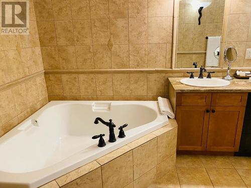 1802 Greywolf  Drive, Panorama, BC - Indoor Photo Showing Bathroom